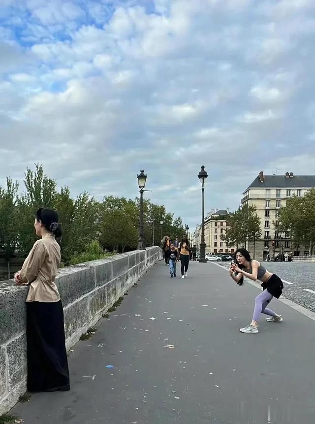 37岁张俪穿瑜伽裤,在巴黎街头玩摄影,有一说一她的腿是真的长!