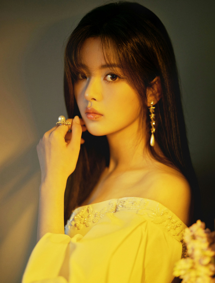 杨超越客厅沙发酣眠,自然状态惊艳,腰臀比 + 大长腿颜值身材一绝