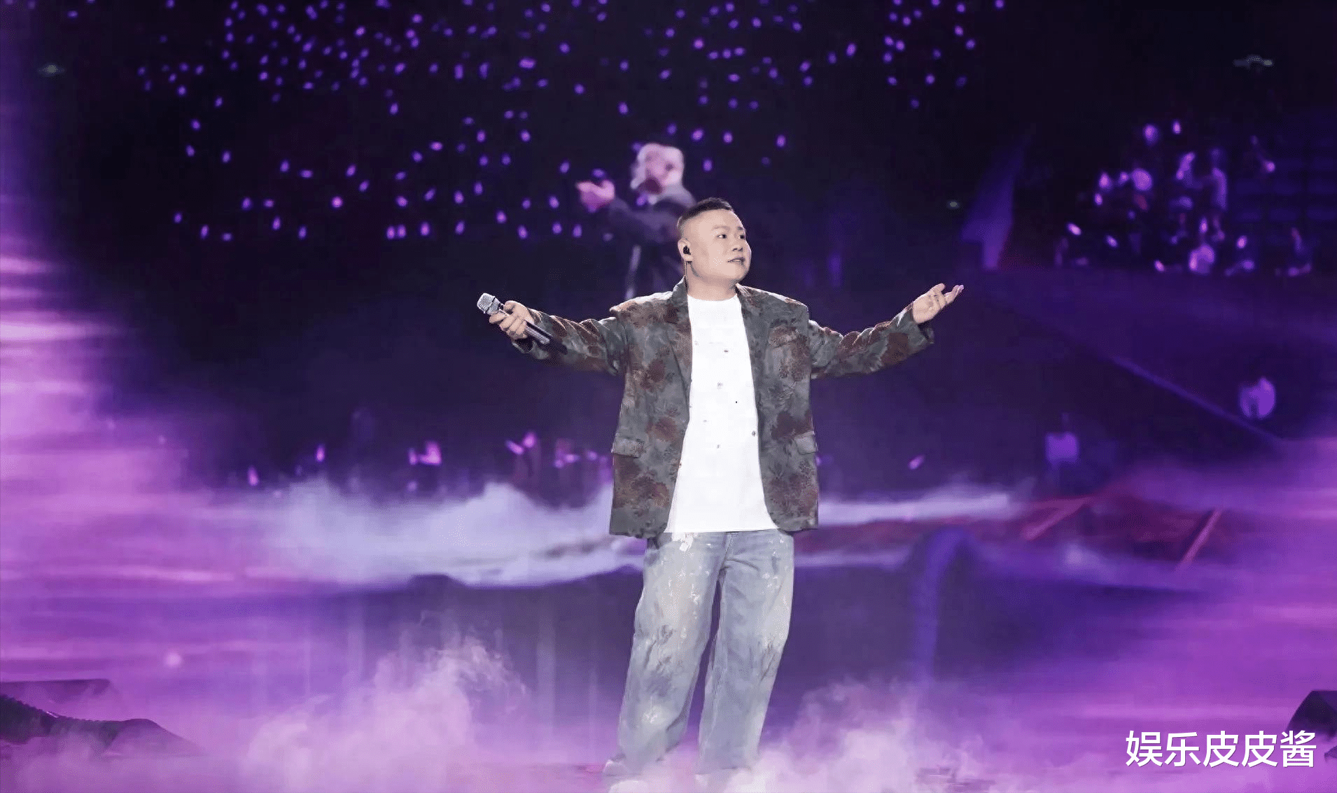 岳云鹏演唱会圆梦，庆功宴现场曝光，开香槟拉条幅，环宇老总相陪