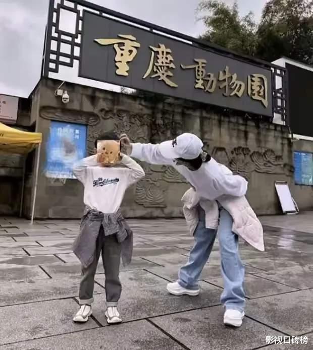 赵丽颖带儿子逛街看展,和朋友相聚热聊,6岁想想个子达妈妈腰部