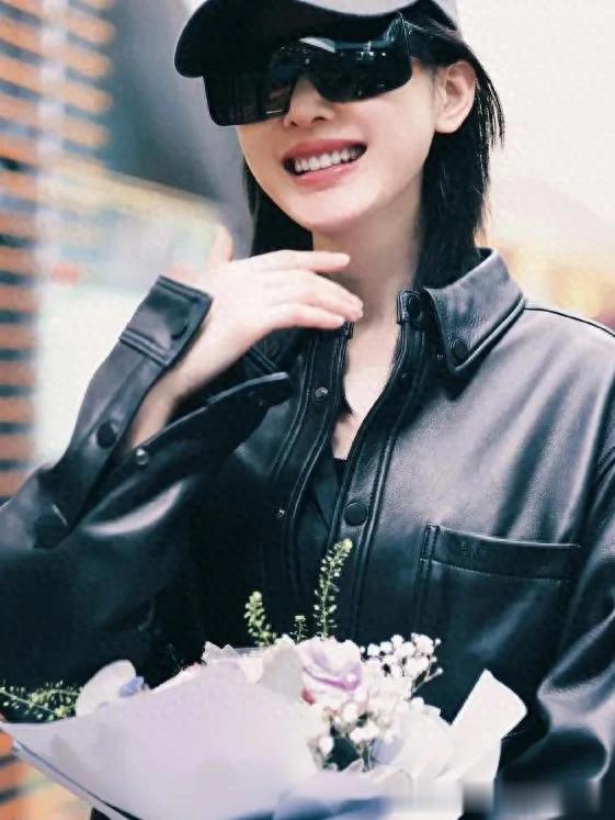 张天爱机场私服真时髦！黑色皮衣+小黑裙+棒球帽，简约又高级！