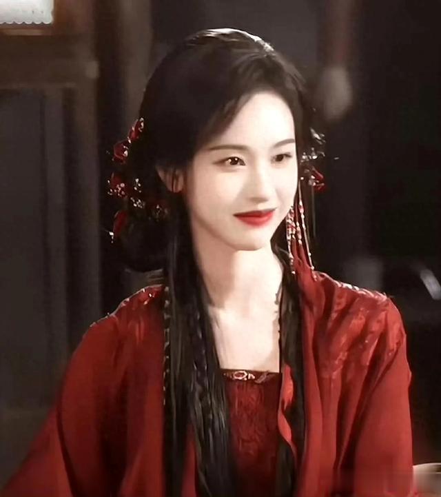 陈都灵朱砂红裙造型：冰与火碰撞的极致美感