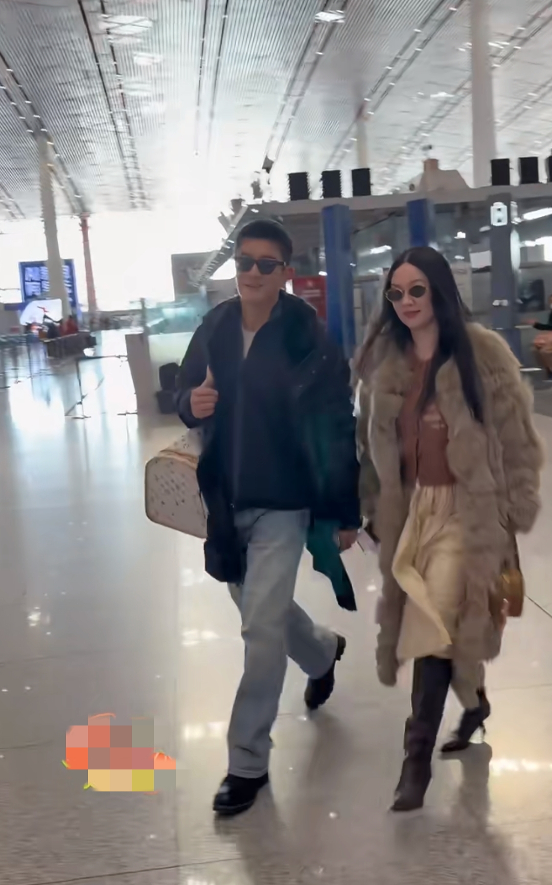 杜江夫妇机场偶遇，霍思燕穿皮草大衣壮得像头熊 两口子衣品全靠脸