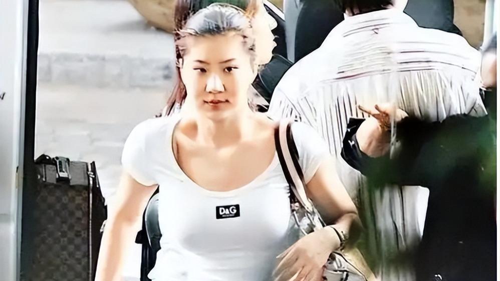 和谢贤相处12年，用青春换来2000万，如今32岁的她，过的怎么样？