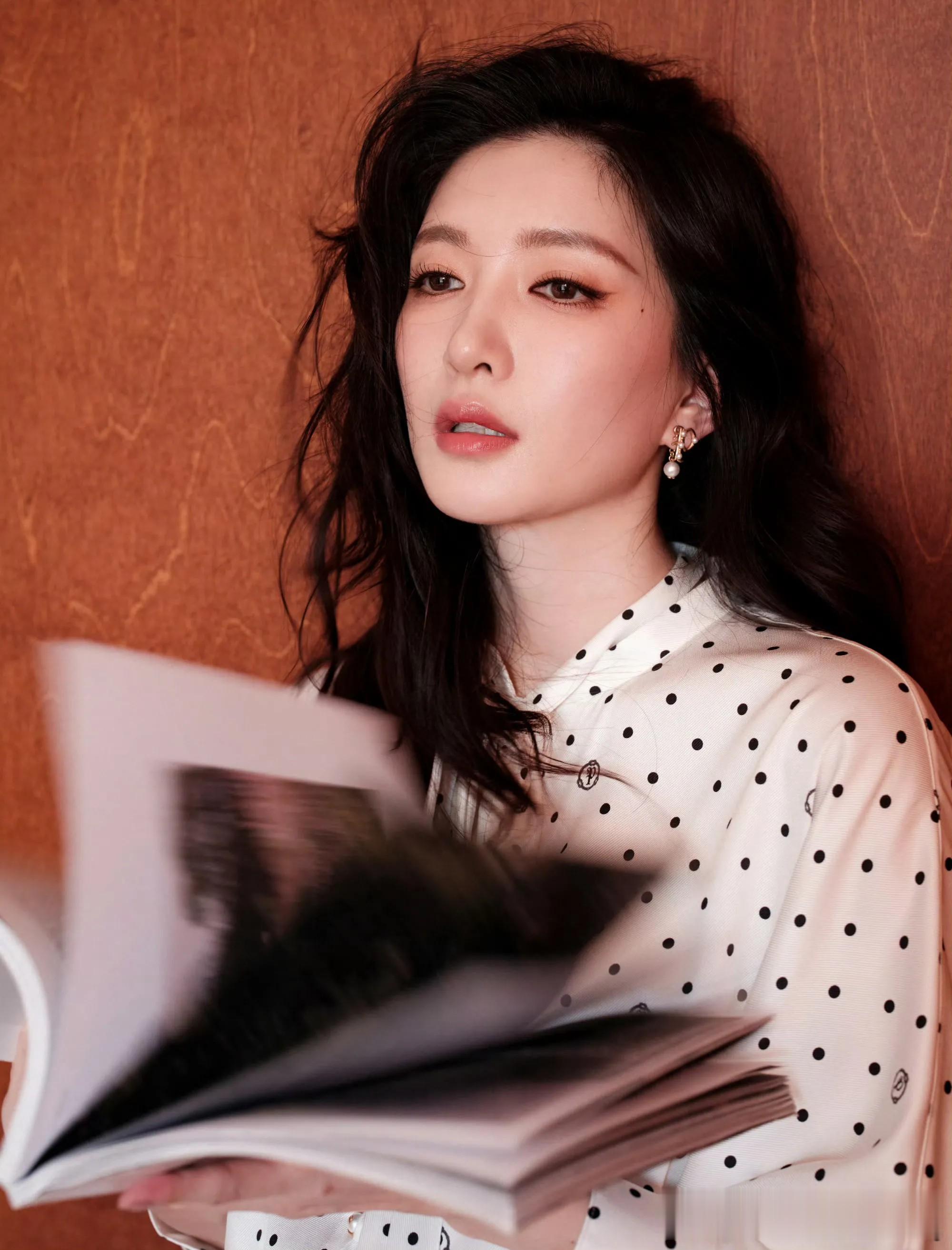 江疏影最新物料!波点衬衫知性氛围拉满