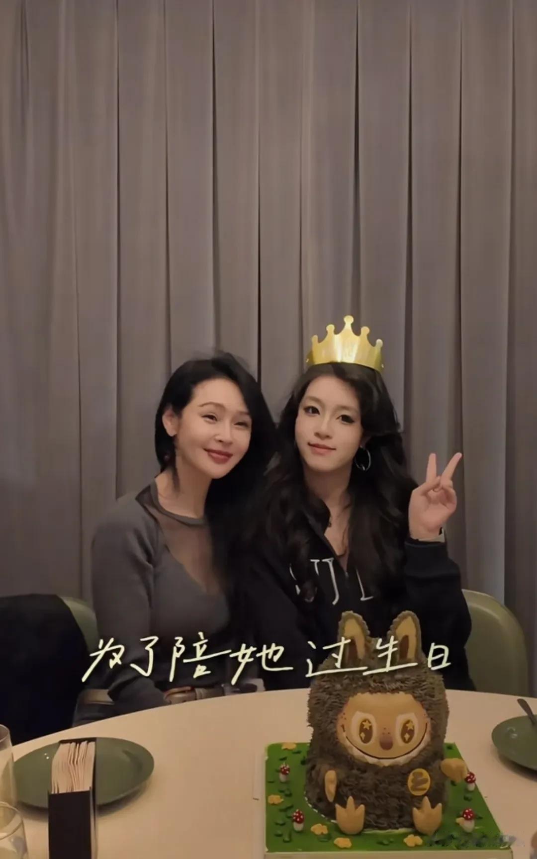 43岁于明加给女儿庆生，女儿比妈还美，嫁高管老公生俩女被宠成宝