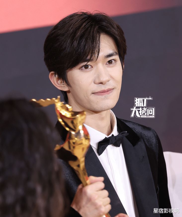 金鸡奖这晚,咏梅的露背礼服惊艳全场,秒了倪妮和宋佳