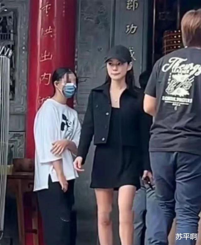 ?宿命感的照片，马筱梅像S妈，小玥儿像大S，两人牵手像一对亲母女