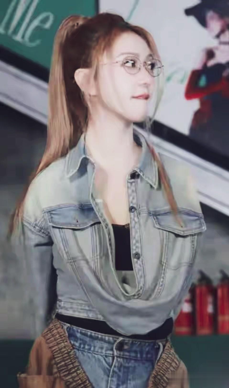 薛凯琪粉丝见面会惊现神操作！三条牛仔裤叠穿，竟美翻全场！