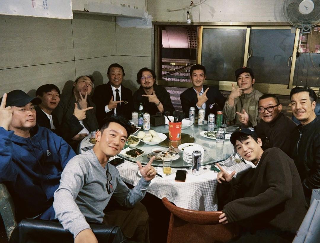 严屹宽夫妇回上戏母校，杜若溪和同学一起吃盒饭，王冠薛佳凝都在