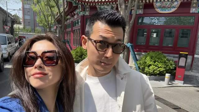 朱珠新作品刚杀青，她与老公二人世界，身材略显臃肿，疑似怀二胎