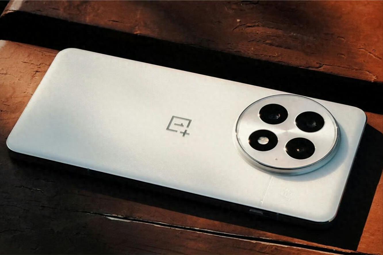 一加旗艦突然“變香了”！驍龍8至尊+2K微曲屏+120倍變焦+100W