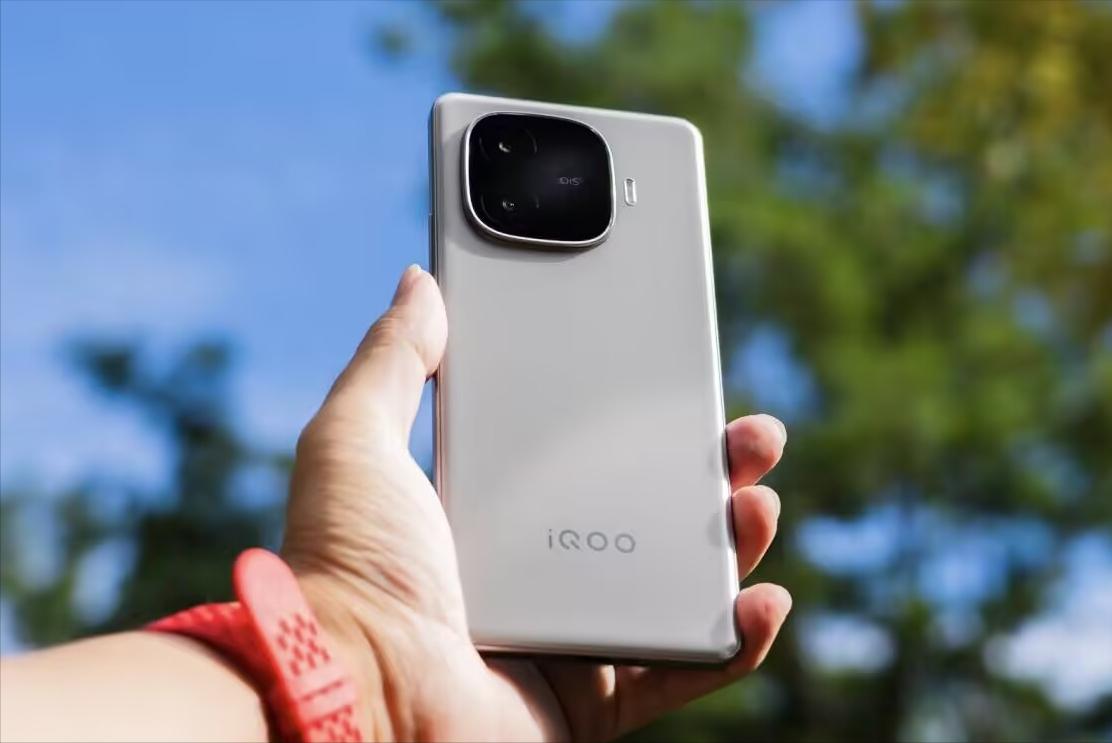 天璣9300+手機跌至1529元，144HZ直屏+3840HZ+6400mAh