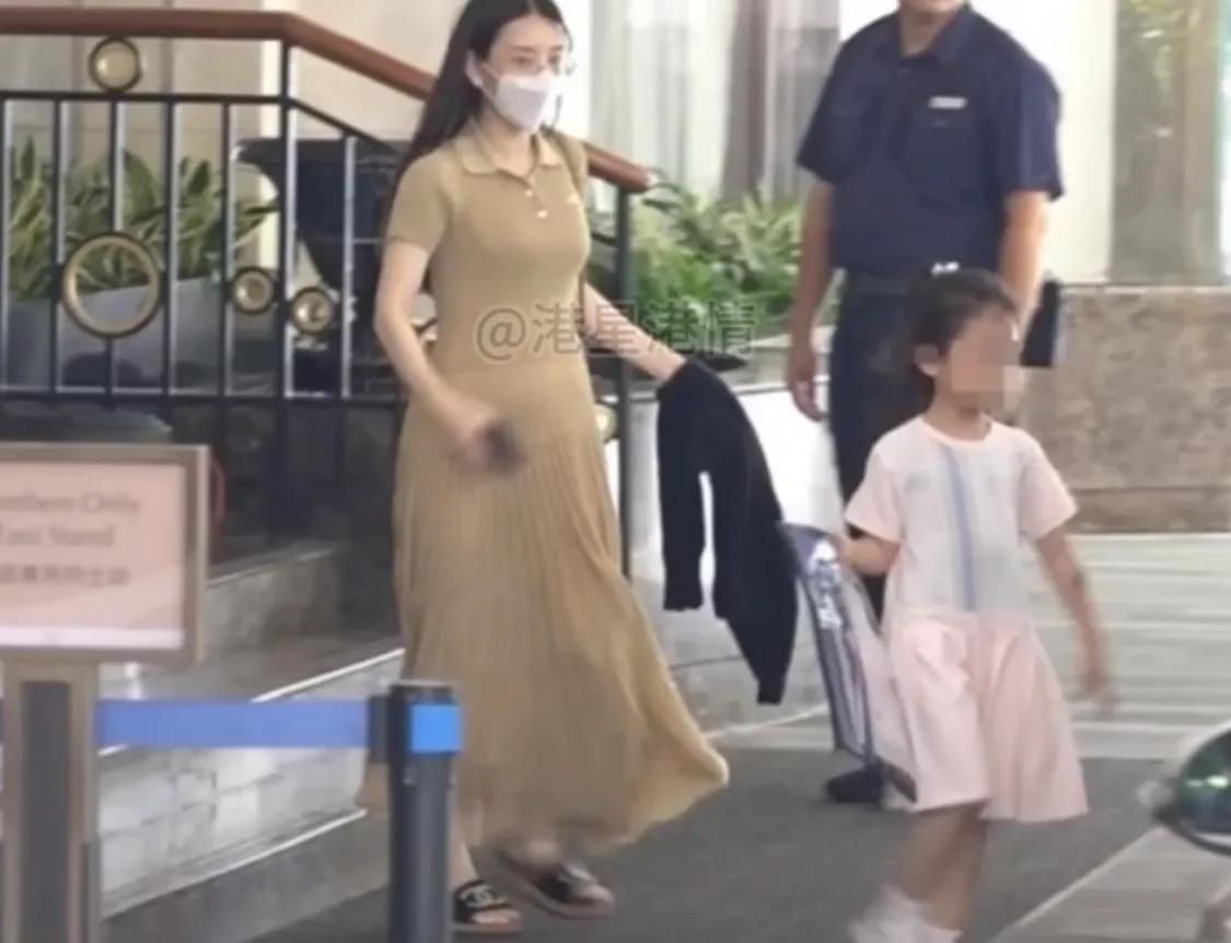 方媛穿三万的miumiu接女儿放学，方爸方妈陪着，肚子很圆包是儿子