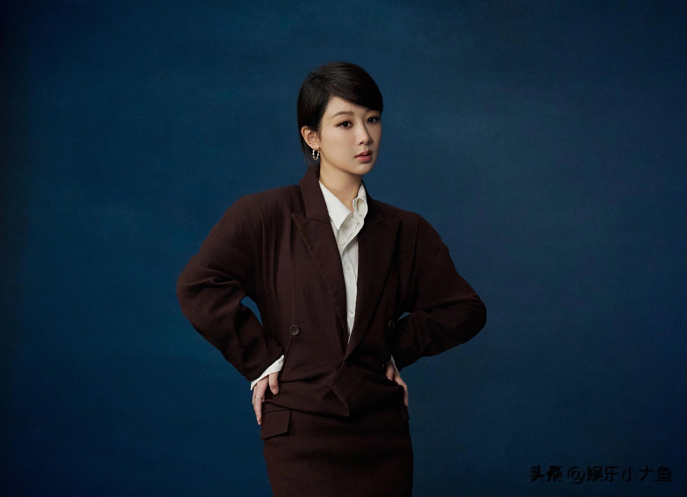 杨紫出镜《W》中文版大片，暖黄大衣叠搭蓝衬衫，表现力直接拉满