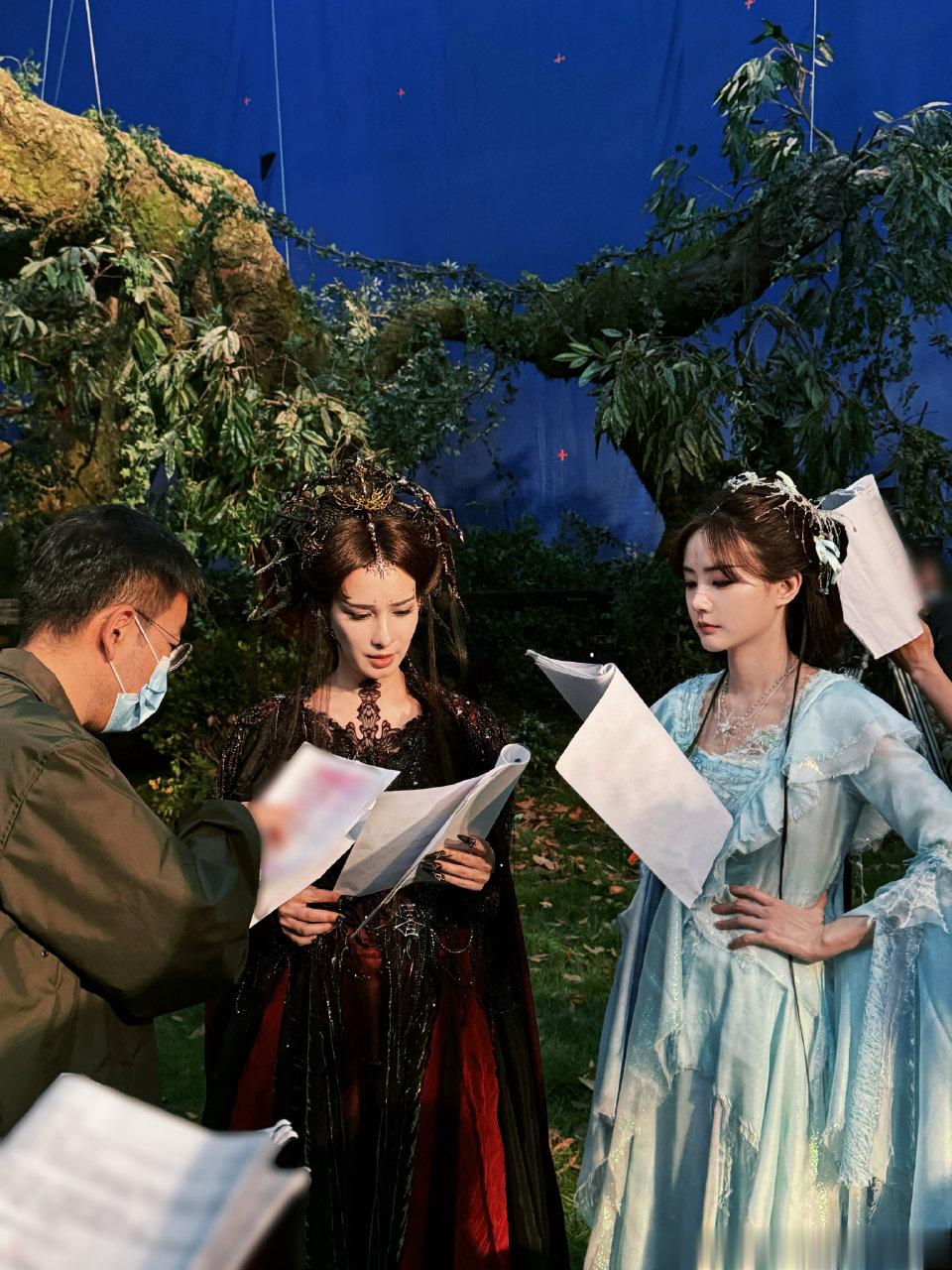 卢靖姗晒圣诞节美照！穿棕色毛衣配红色高跟鞋，生二胎后气质更绝