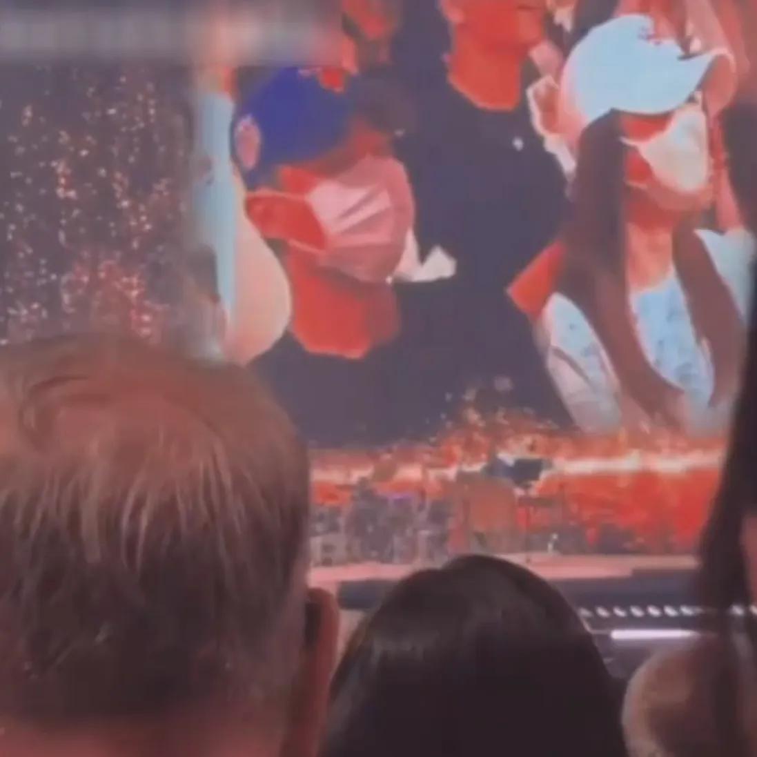 林心如霍建华看演唱会罕见撒狗粮,当众亲吻好甜蜜,尽显恩爱幸福