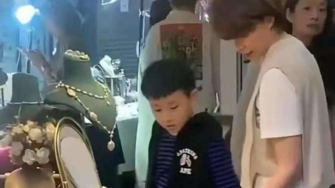 董卿带儿子看网球比赛，她穿旧衣服，状态很好，胳膊上肉肉的胖了