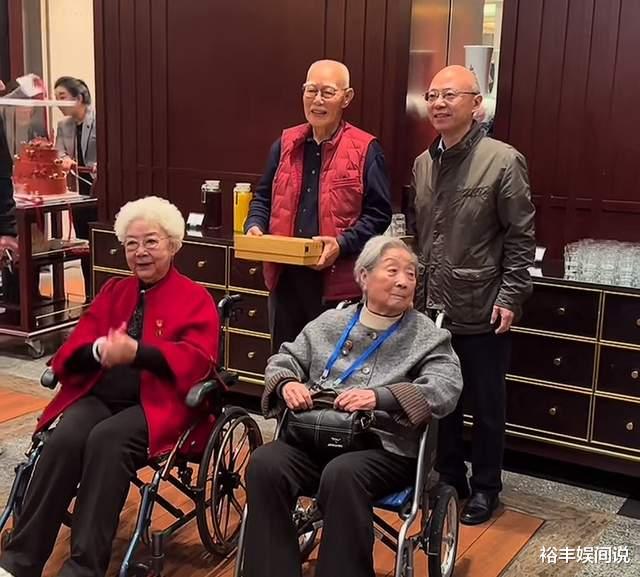 张勇手91岁生日!陈宝国送鲜花,待人接物超有细节,不愧是艺术家