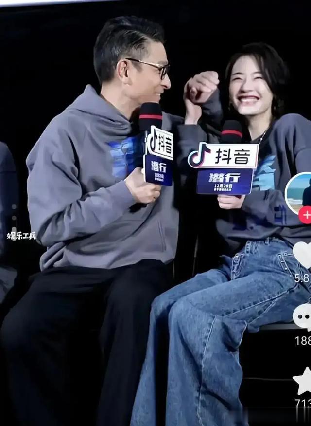 杨受成太古里剪彩,张艺谋和冯小刚陪同,成龙头发白了,葛优帅气