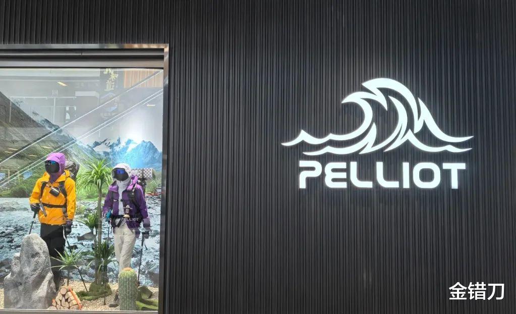 騰訊砸3億的國產沖鋒衣，火成“體制戰袍”