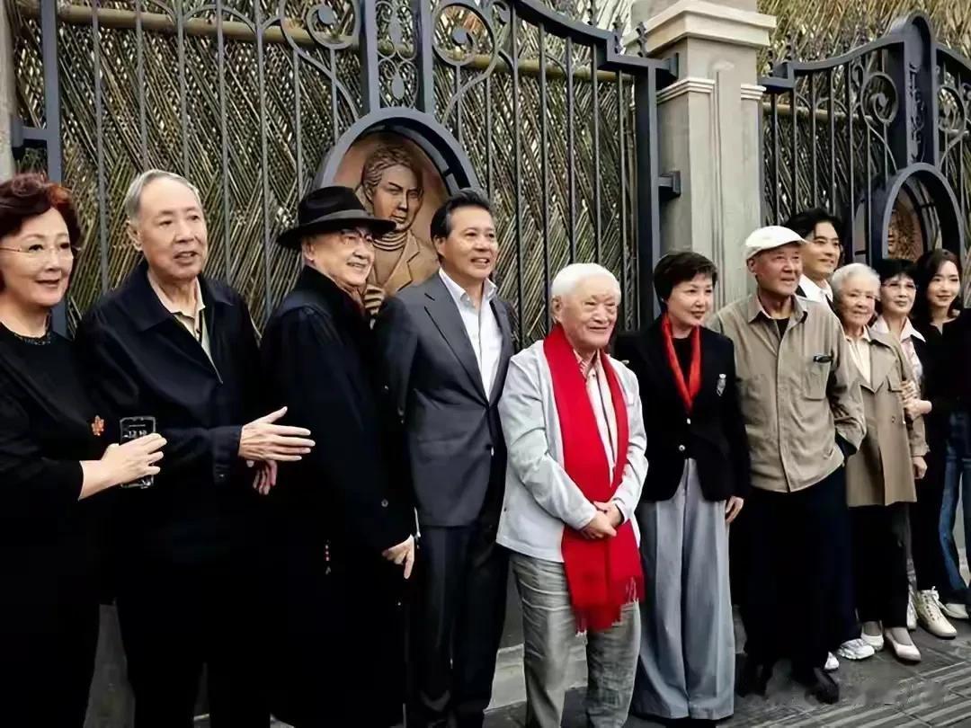 达式常、向梅、梁波罗等上影老戏骨再聚首,经典角色重现风采依旧