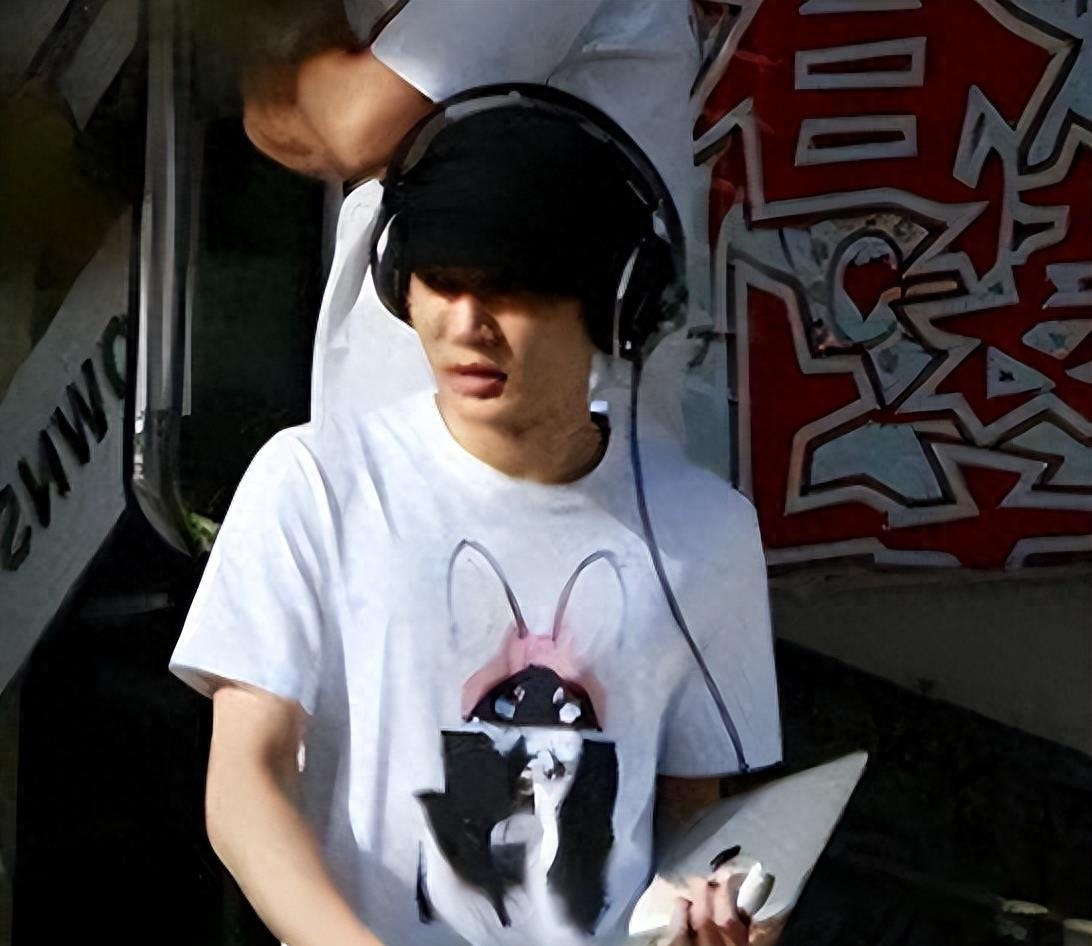 王艳晒一家三口合照,继子罕出镜和球球关系很好 王艳和他像同龄人