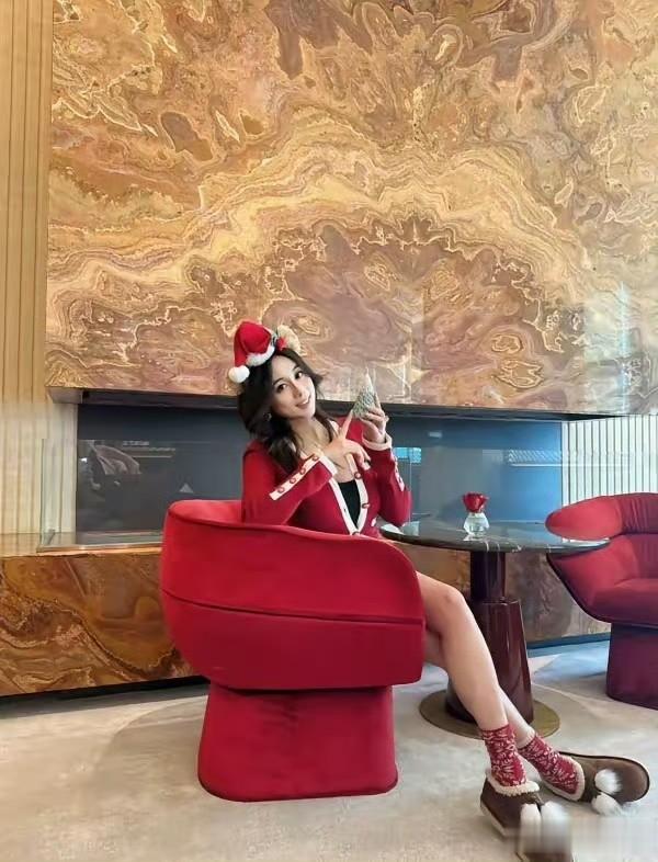 奚梦瑶的豪门圣诞，和婆婆小姑子同框摆拍，超大豪宅里的暖心时光