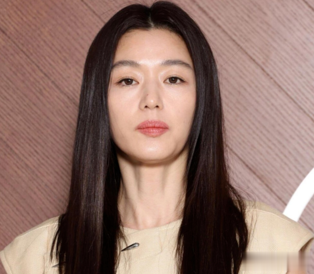 全智贤宋慧乔西班牙出席活动，两人同龄状态不同，全智贤疲惫沧桑