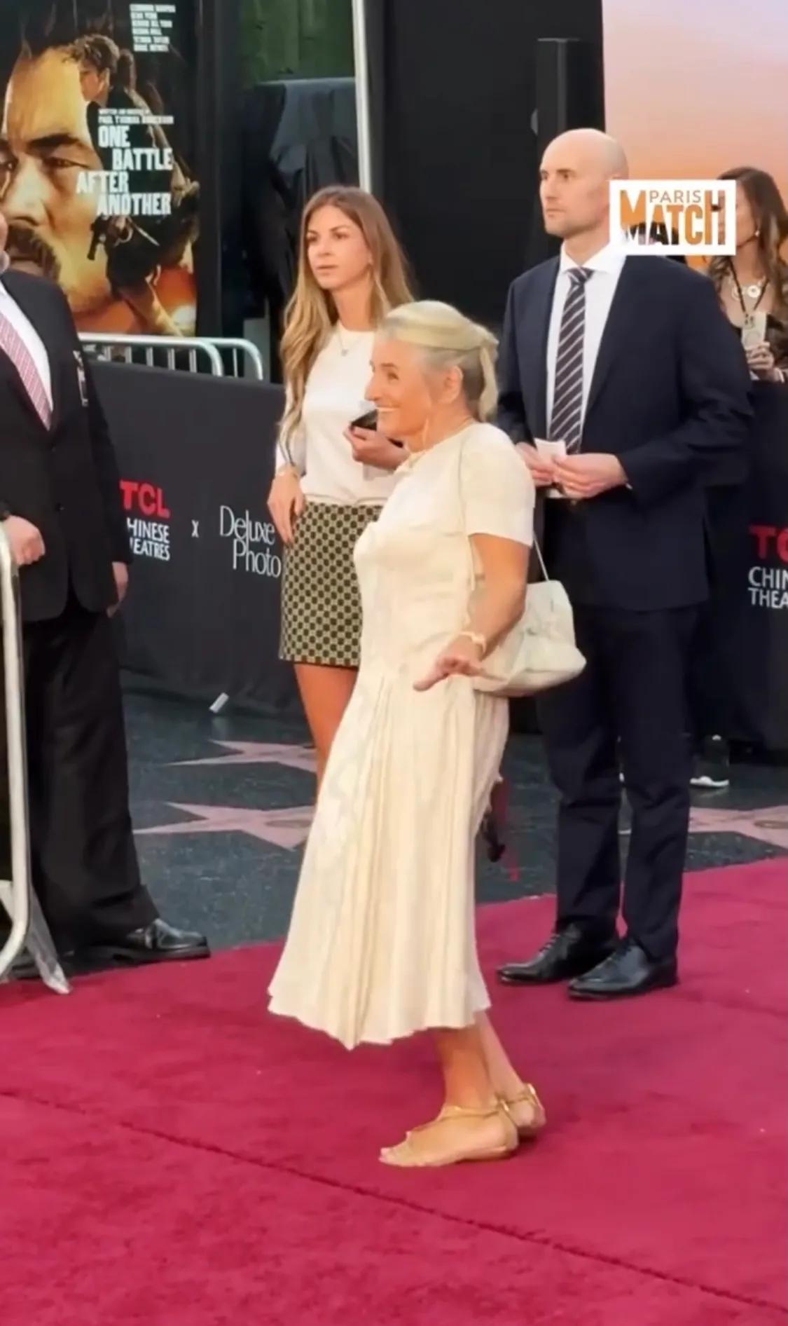 小李子带女友和爸妈来电影首映礼,他瘦回来了,女友斜眼看他妈妈