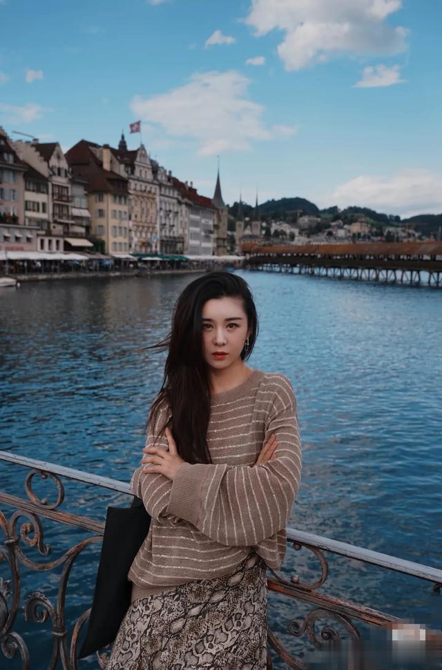 李小萌分享度假靓照，笑容甜美似少女，穿搭简约一点不显胖！