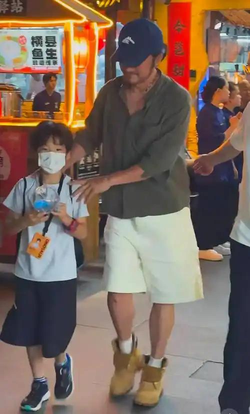 吴京也没想到，自己因阅兵丢掉的体面，被仅6岁的二儿子挣回来了