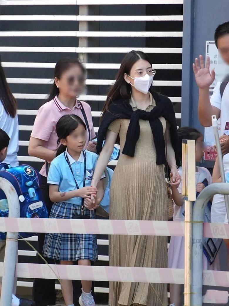方媛穿三万的miumiu接女儿放学，方爸方妈陪着，肚子很圆包是儿子