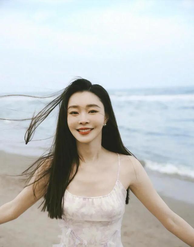 宋轶海边休闲风