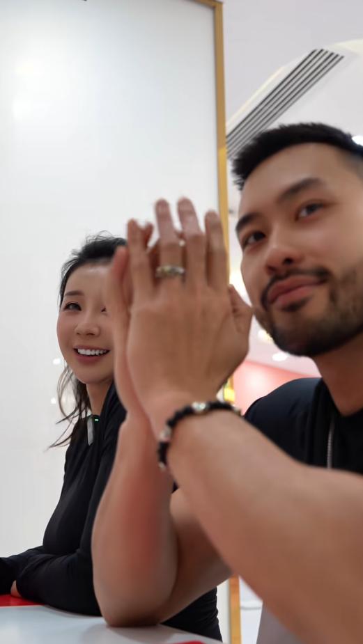 央视主持人官宣领证并怀孕,丈夫是圆脸络腮胡男子,粉丝直呼反对