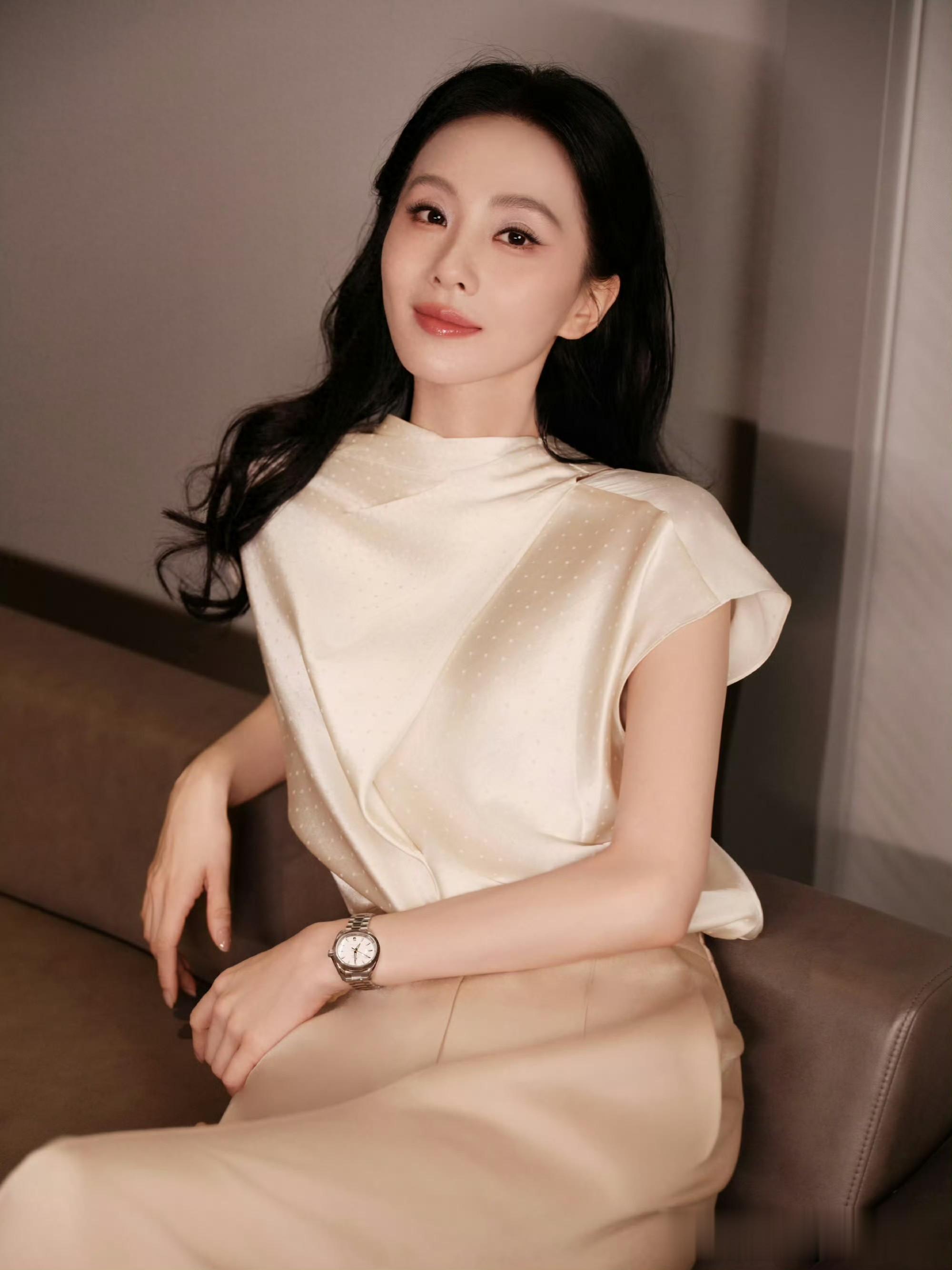 刘诗诗香槟金套装大片|腕间表衬优雅,每帧都是时光里的美人图鉴