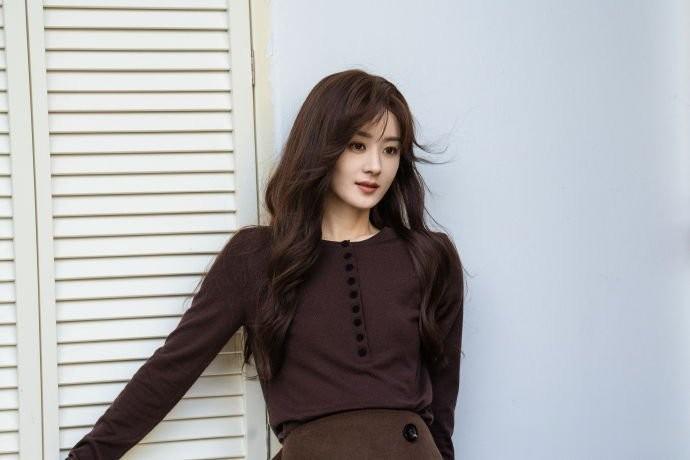 赵丽颖侧拍尽显温柔 秋季女友松弛感绝了