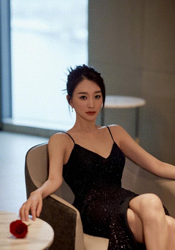 李小冉高调亮相！V领连衣裙配盘发，贵气感拉满！ ???