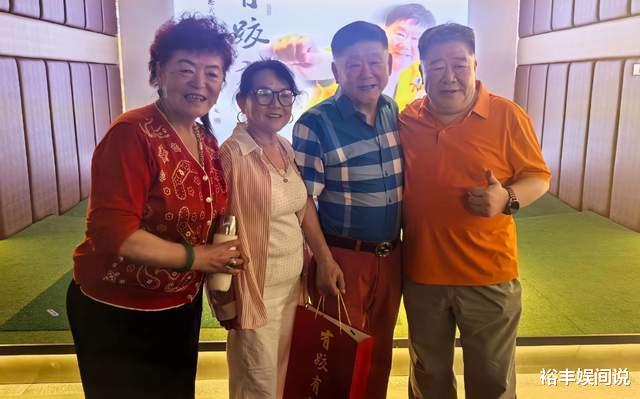 孟凡贵身体状况惹担忧!好友到访他稳坐泰山,妻子穿红裙好优雅