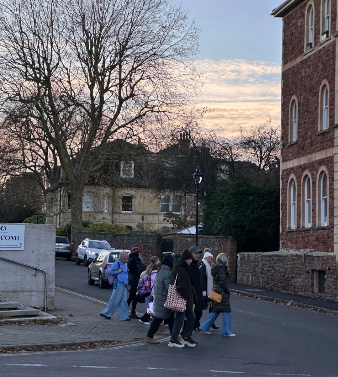 沙溢胡可英国被偶遇,两儿子在这里上学,夫妻同行看起来岁月静好