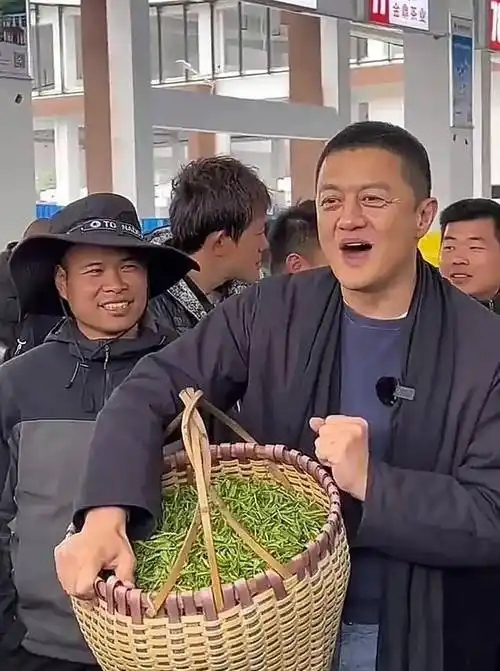 李亚鹏在四川见第四个女儿,身份公开:毕业于电子科大,相拥而泣