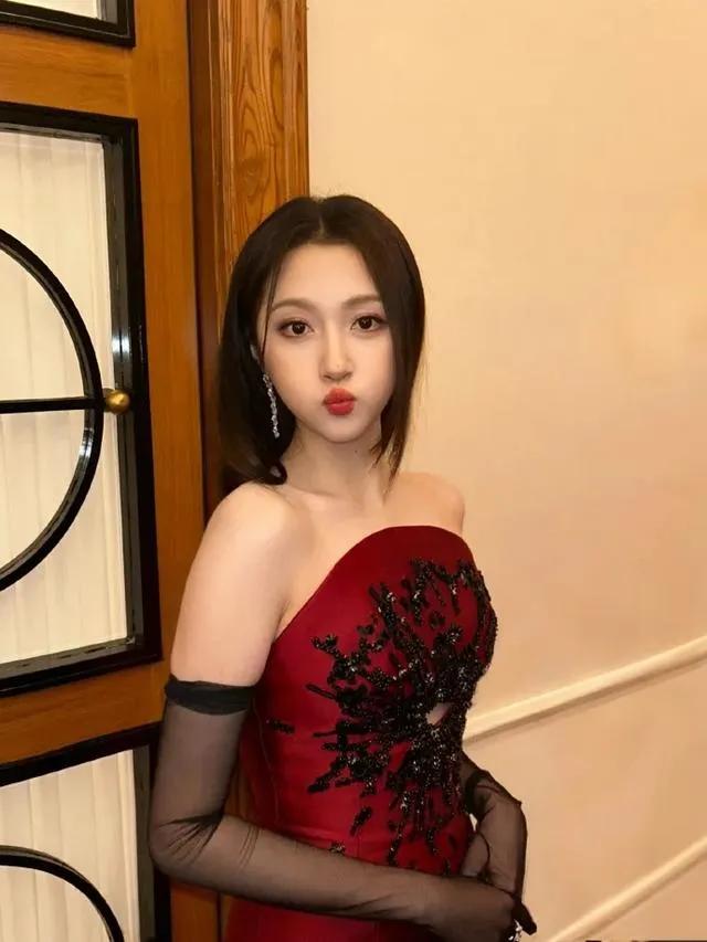 关晓彤假发造型引热议，本人回应戴发原因