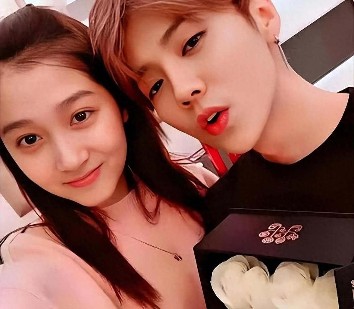 赴日产子算什么？网传关晓彤和鹿晗分手的谣言，竟一个比一个离谱