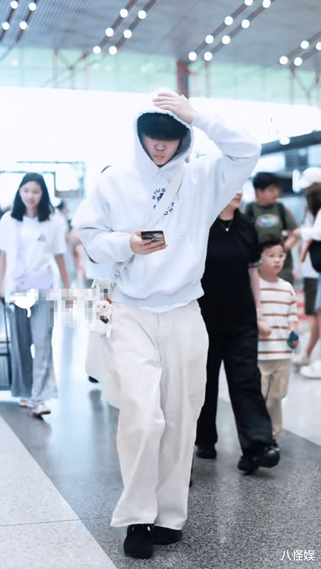 胡可母子仨海边度假，14岁安吉腿毛旺盛，鱼儿胖得脸和脖子一样宽