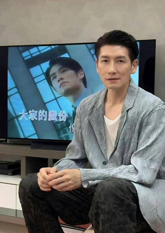 TVB知名男星抱猫姿势引关注，与离婚港姐相恋9年！