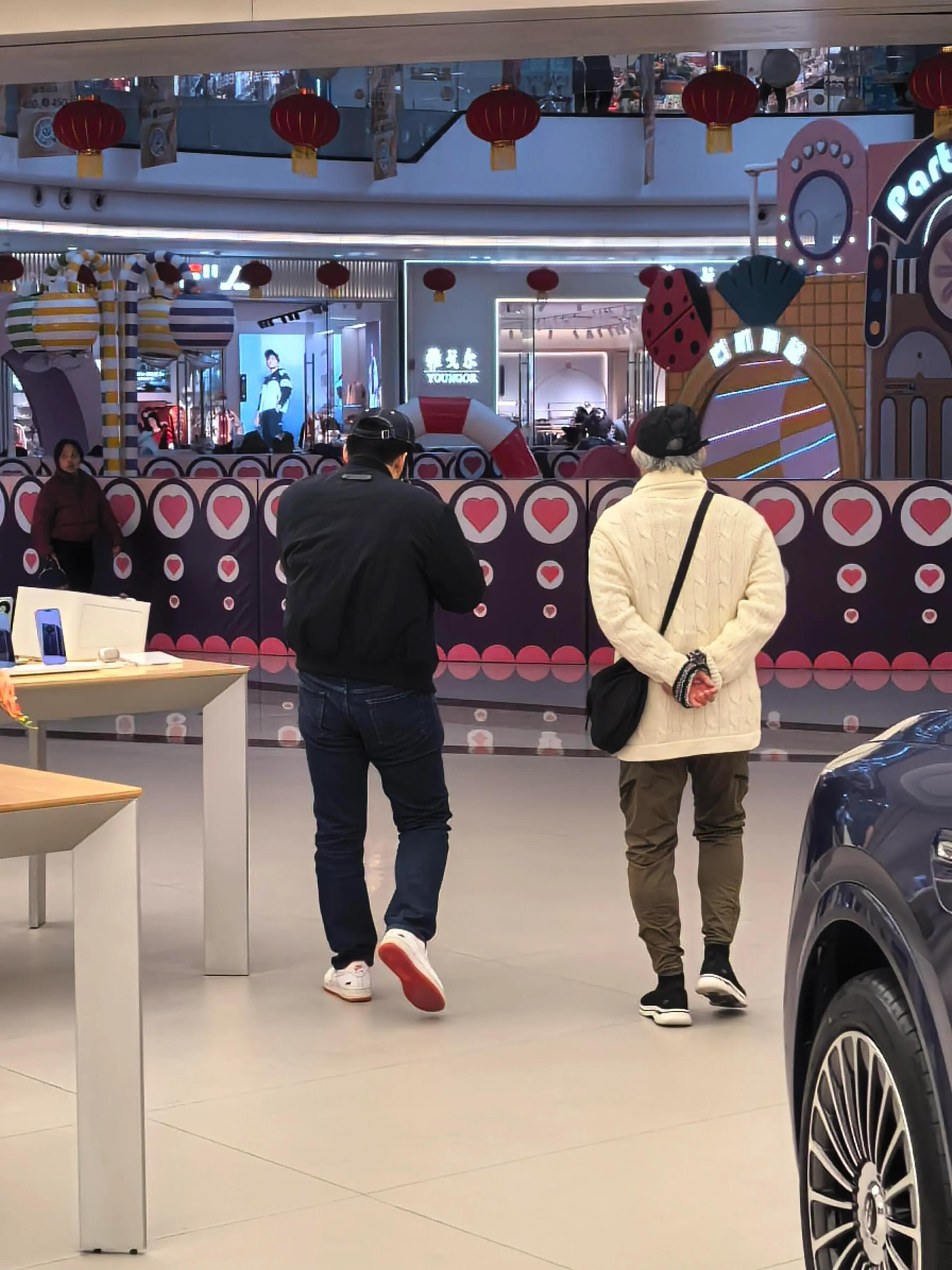 郭晶晶霍启刚一家逛街，不戴口罩接地气，霍震霆获孙子同意一起玩