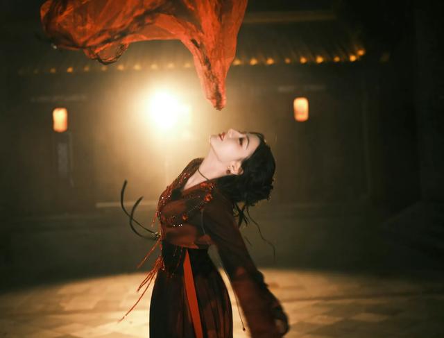 迪丽热巴暗红色长袍