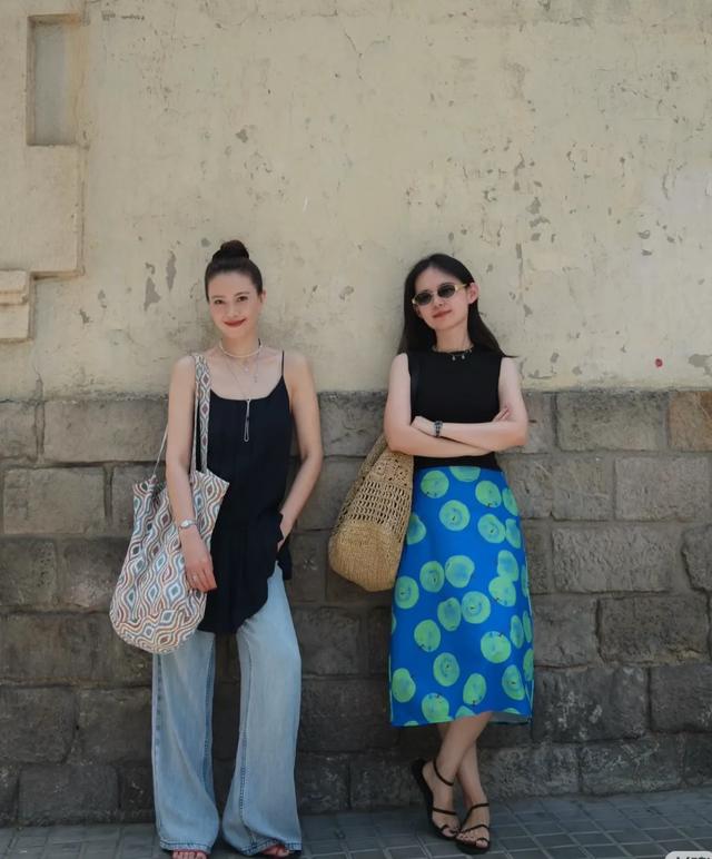 看了45岁高圆圆巴塞罗那4套穿搭，我发现“吊带裙+平底鞋”真高级