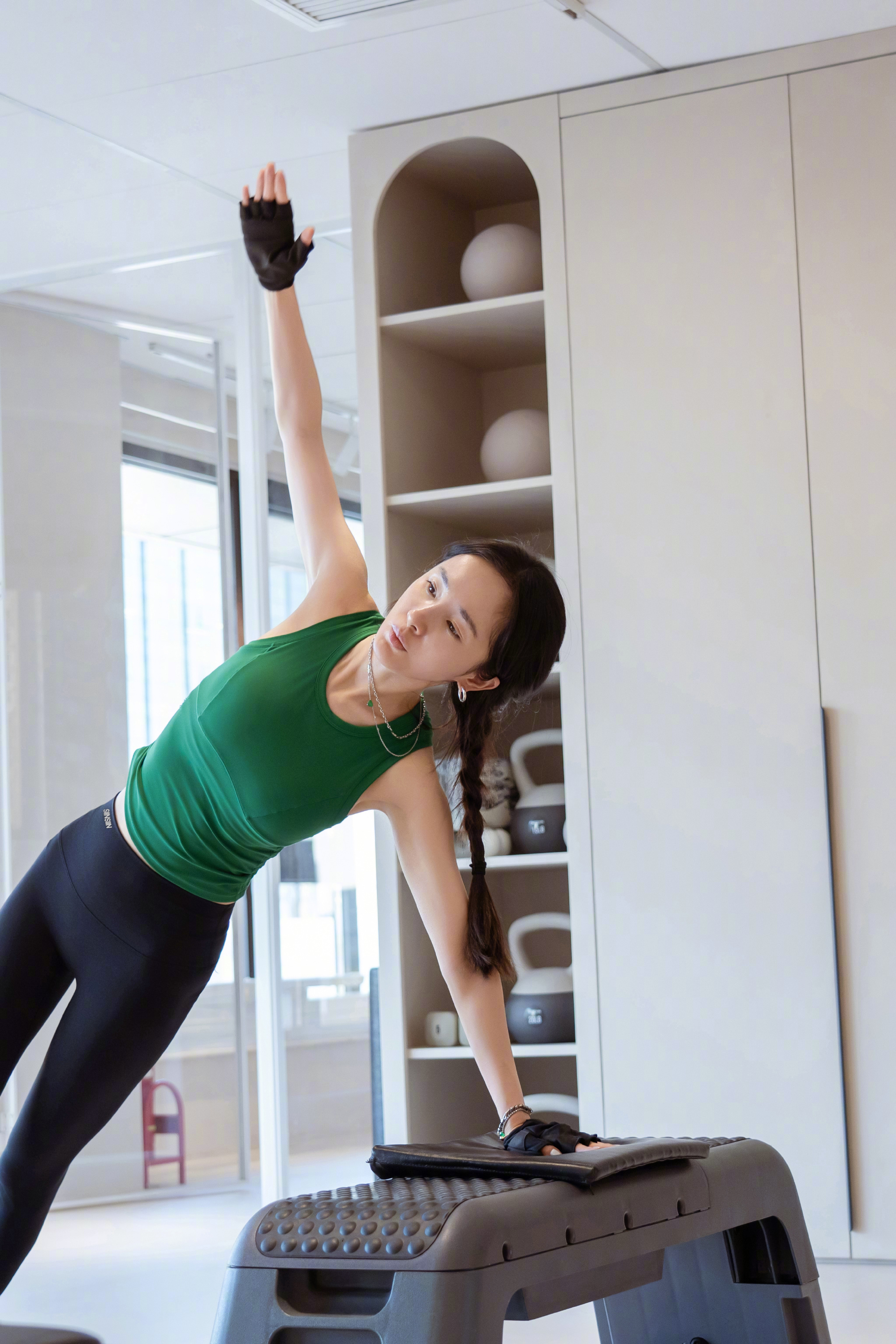 杨幂小雪吃铁锅炖，吃完狂健身，39岁皮不松肉不垮但素颜平平显老