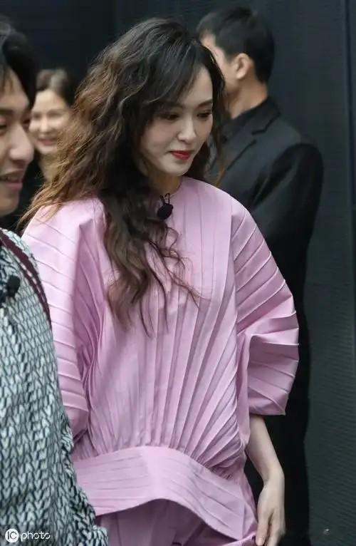 唐嫣复工状态曝光：脸肿成发面馒头不敢认，浓妆也遮不住一脸疲惫